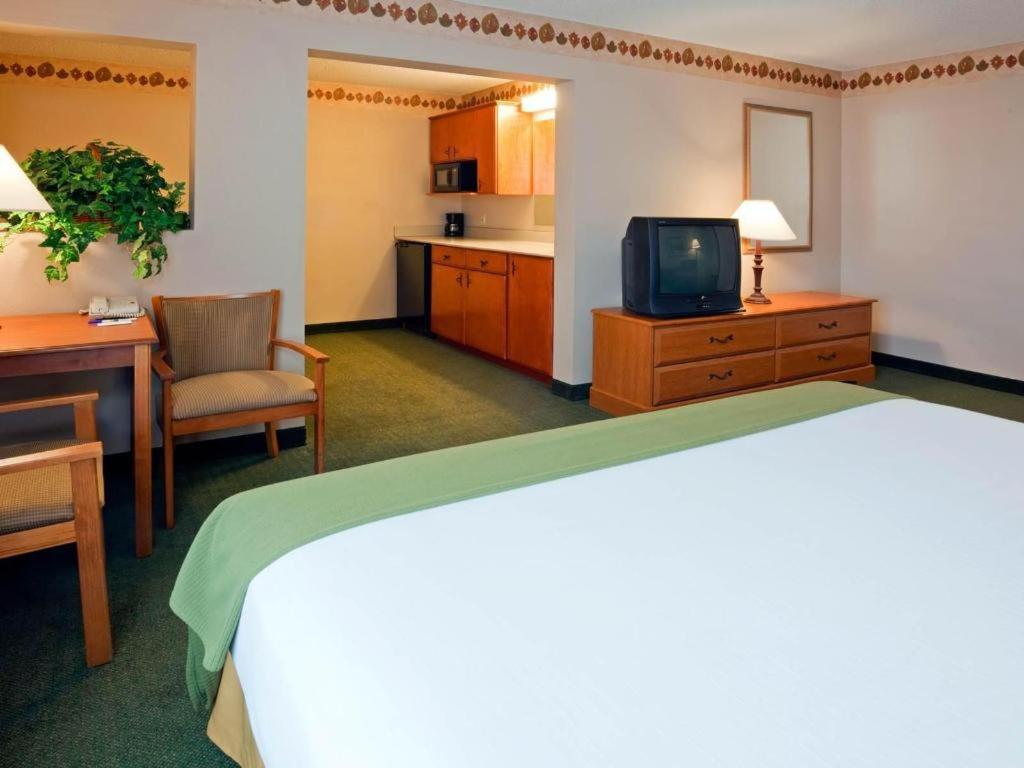 Holiday Inn Express & Suites Winner By Ihg Pokój zdjęcie